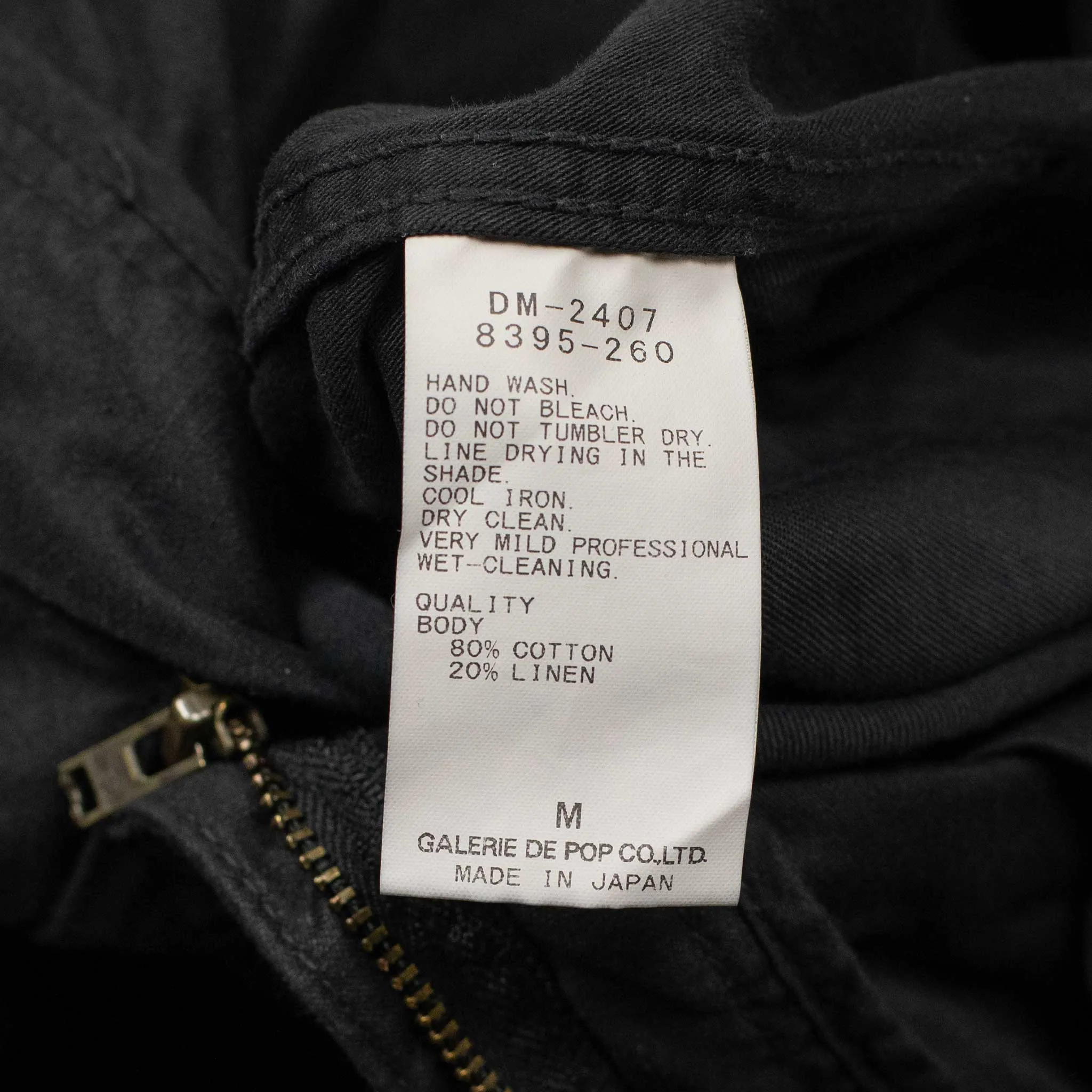 Easy chinos in black cotton and linen reverse sateen
